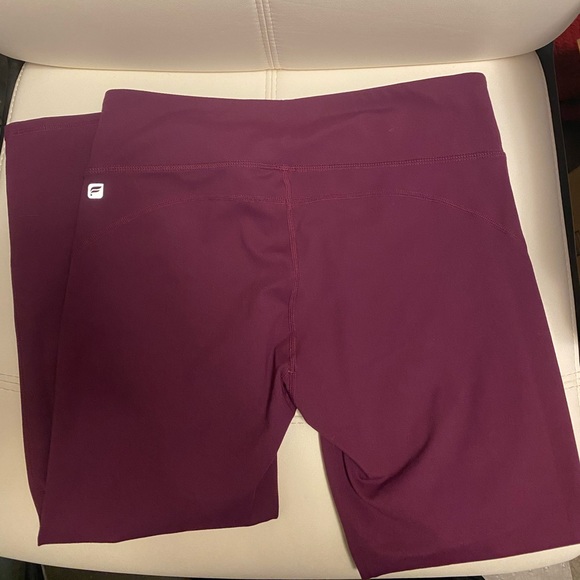 Fabletics Mid Rise Crop - Picture 3 of 3